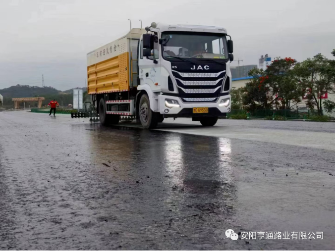 祝賀我司深汕西項目透層、封層試驗段圓 滿成功